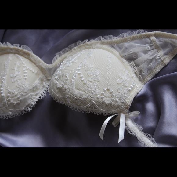 Chantelle Bra with delicate lace + embroidery - Picture 3 of 6